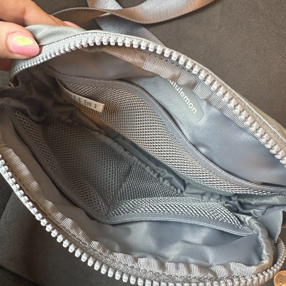Lululemon Everywhere Belt Bag Large (2L) – Rhino Grey - Picture 3 of 4